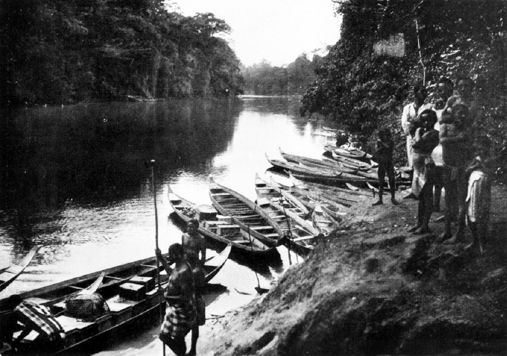 "The waterside of Mombobasu, with the village Boslanti in the distance." Verslag van een rijs naar Hendriktop by Gonggrijp & Stahel (1923).