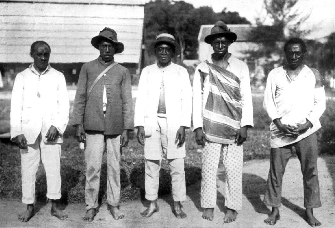 "Granman Kiné with his captains, from left to right: Jacobus, Andreas, Granman Kiné, Nikodemus, Willem." Verslag van een rijs naar Hendriktop by Gonggrijp & Stahel (1923).