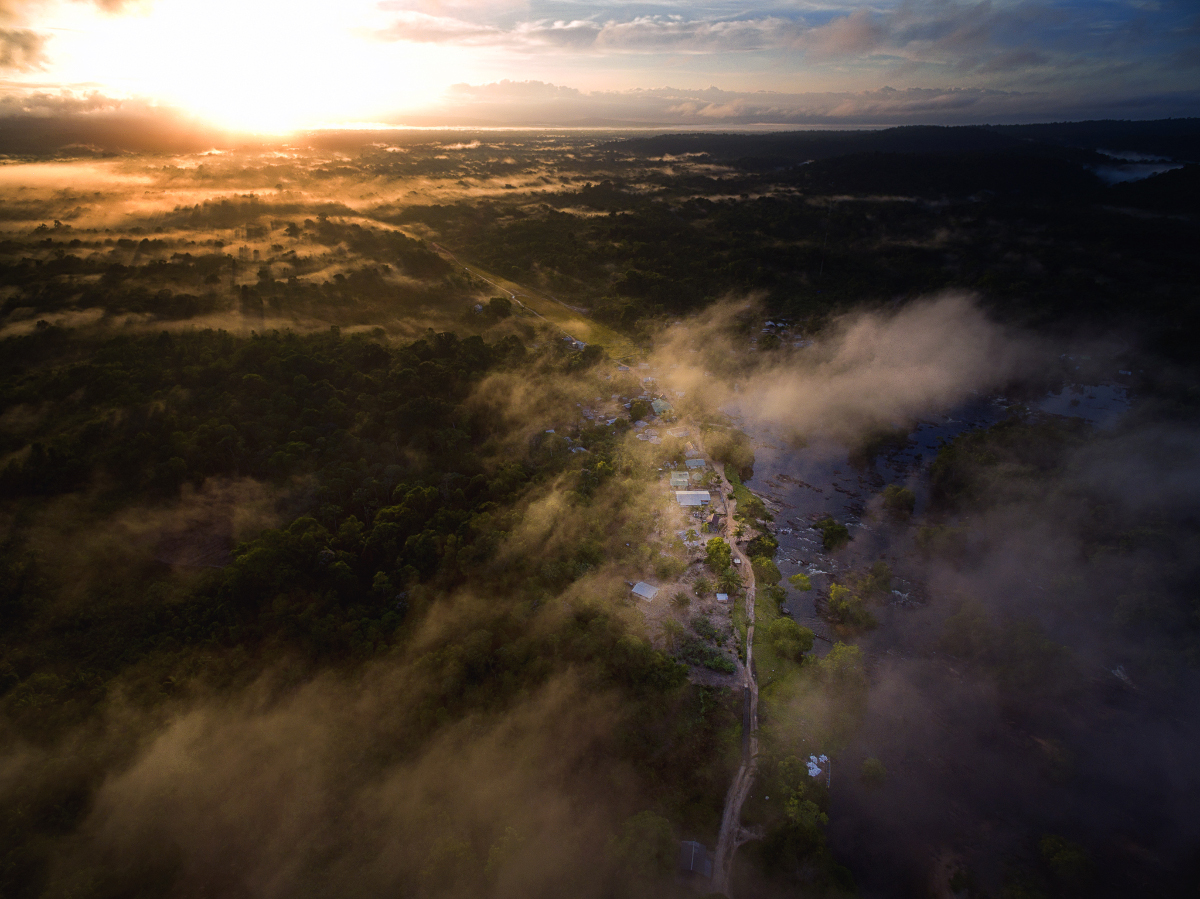 The Matawai village Nieuw Jacobkondre along the Saramacca River at dawn. Photo: Rafael Jantz